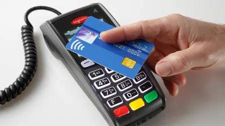 Pragul pentru plăţile contactless ar putea creşte de la 100 la 500 de lei. Ce bănci au suspendat plata creditelor