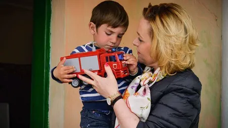 Carmen Dan, în Teleorman, la copilul salvat după zece ore de pompieri după ce a căzut într-un puţ