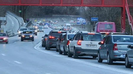 Trafic aglomerat spre munte şi litoral. Cozi în Vama Nădlac. Avertizări de la Poliţie