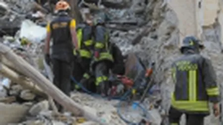 O clădire cu mai multe etaje s-a prăbuşit: cel puţin şapte morţi şi numeroşi răniţi
