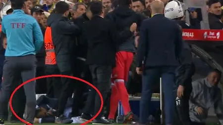 Scene HORROR la derby-ul Fenerbahce-Beşiktaş: antrenorul oaspeţilor a ajuns la SPITAL. Bătaie la vestiare VIDEO