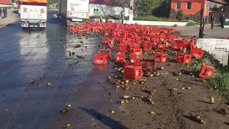 Un TIR plin cu bere şi-a pierdut încărcătura pe carosabil FOTO