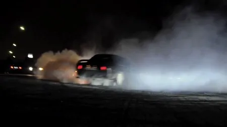 Un şofer din Bucureşti care făcea drifturi în parcarea unui mall, oprit de poliţişti cu focuri de arme
