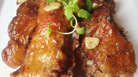 Reţete de Paşti: Friptură de miel cu vin şi mentă
