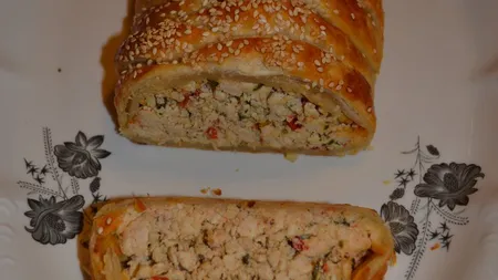 Reţete de Paşti: Plăcinta împletită cu carne de pui