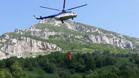Misiunea elicopterelor care acţionează la incendiul din Domogled a fost oprită din cauza vântului
