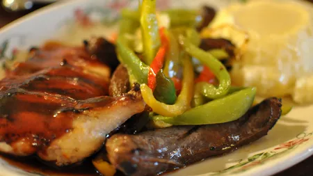 Mix de carne şi legume la grătar