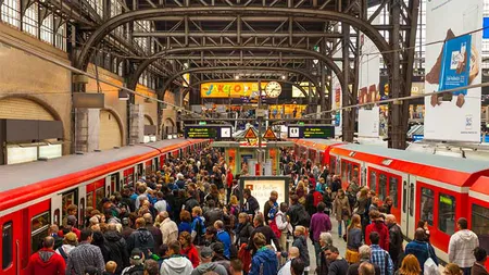 Un bărbat şi-a înjunghiat soţia şi copilul într-o staţie de metrou. Criminalul a fost arestat