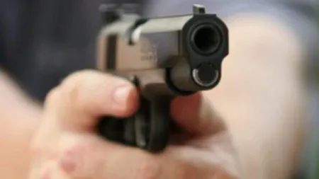 Împuşcături pe stradă în Sighişoara. O femeie care a tras cu un pistol cu bile a fost reţinută de poliţişti
