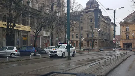 Poliţist şmecher: A parcat maşina de serviciu pe liniile de tramvai FOTO