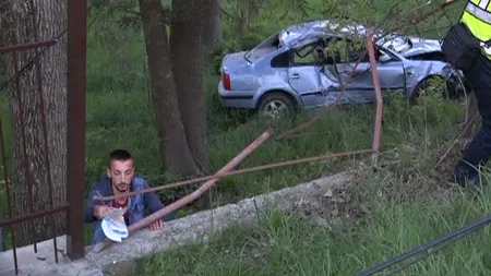 Accident grav în Argeş. Trei tineri au răsturnat cu maşina şi au căzut în curtea unui localnic