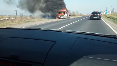 Un microbuz care transporta persoane şi materiale textile a luat foc în mers, pe DN25