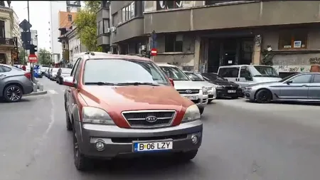 Şi-a parcat maşina în mijlocul intersecţiei şi a lăsat în bord un bilet. Rămâi fără cuvinte dacă vezi ce scria în el VIDEO