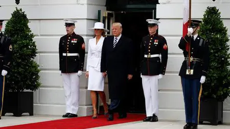 Melania Trump a comis-o din nou: l-a plesnit peste mână pe Donald, la Casa Albă FOTO şi VIDEO