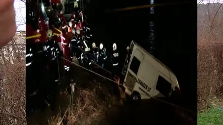 Familiile celor 9 oameni morţi în microbuzul căzut în râul Bistriţa primesc ajutoare de la Guvern