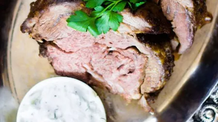 Friptură de miel cu sos tzatziki