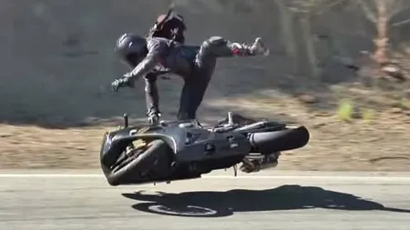 Vedetă moartă într-un teribil accident de motocicletă. Momentul impactului a fost surprins de o cameră de supraveghere. Imagini ŞOCANTE