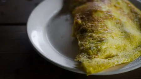 Omletă cu urzici şi cașcaval