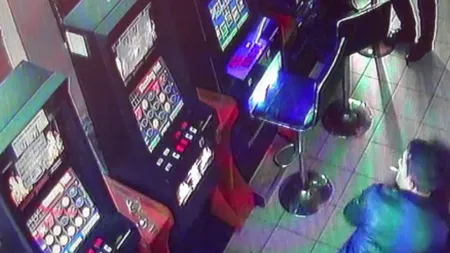 SCENE ŞOCANTE. A făcut ţăndări PĂCĂNELELE dintr-un bar după ce a pierdut o SUMĂ URIAŞĂ