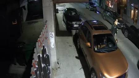 Primele imagini cu bărbatul care ar fi incendiat opt maşini în Capitală. Poliţia cere sprijin pentru prinderea lui