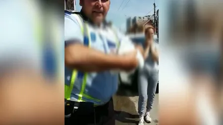 Poliţist rănit de o şoferiţă neatentă care a deschis uşa maşinii fără să se asigure