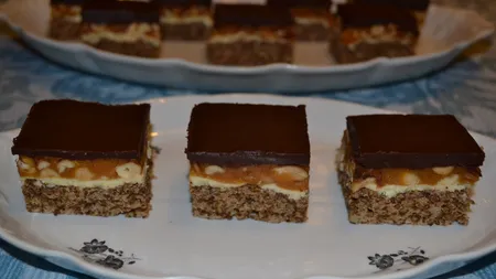 Prăjitură cu alune şi cremă caramel (snikers de casă)
