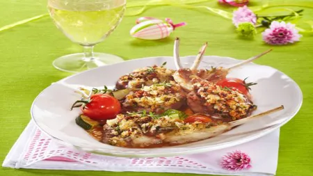 FRIPTURĂ DE MIEL: Coaste de miel în crustă de parmezan