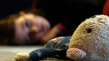 Fata de 13 ani, obligată de mătuşa ei să se prostitueze. Mama era la muncă în străinătate