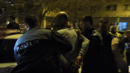 Protestatar încătuşat pentru că a fost proiectat cu lasere mesajul REZIST, intervenţie în forţă la Festivalul Luminilor VIDEO