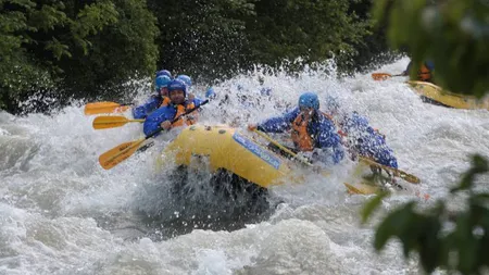 Accident GRAV de rafting în Defileul Jiului: o barcă cu nouă persoane s-a răsturnat, o persoană a murit