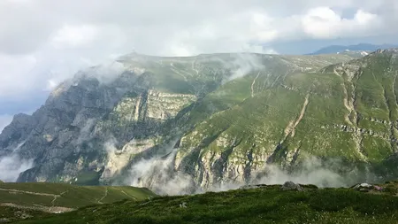 Doi turişti străini, salvaţi de jandarmi în Munţii Călimani. Ei se aventuraseră pe un traseu închis