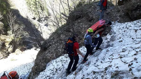 O femeie şi un copil răniţi după ce au căzut pe traseul Jepii Mici din Bucegi. Salvamontiştii i-au recuperat şi i-au dus la spital