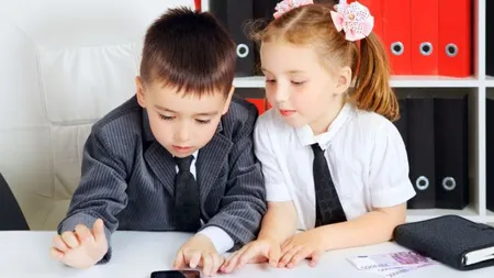 STUDIU: O treime dintre părinţi limitează timpul petrecut de copii pe internet