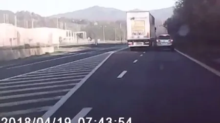 Imagini revoltătoare filmate pe Valea Oltului. Un şofer de TIR încearcă să scoată un bolid de pe şosea