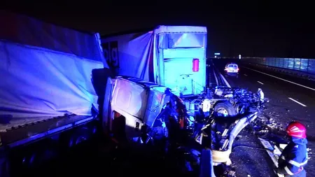 Un autotren încărcat cu deşeuri metalice s-a răsturnat pe A4. Accident grav şi în Bacău