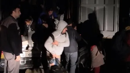 Capii unei reţele de traficanţi de migranţi, prinşi de DIICOT. Gruparea era sprijinită de poliţişti din Vama Nădlac