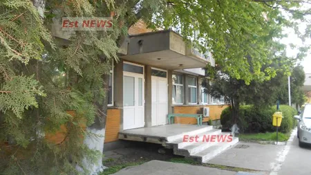 Imagini sfâşietoare la spitalul din Bârlad. Un câine îşi aşteaptă de 4 luni stăpânul în faţa clădirii, neştiind că acesta a murit FOTO
