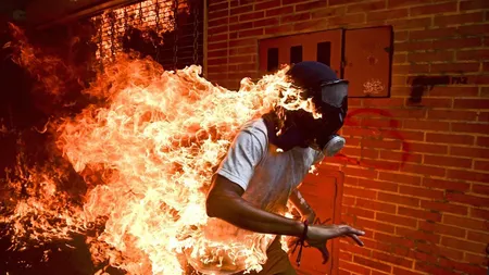 Fotografia unui bărbat cuprins de flăcări în timpul protestelor din Venezuela, câştigătoarea World Press Photo Award 2018