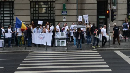 Noaptea Muzeelor 2018: Muzeografii au protestat în ploaie faţă de condiţiile de lucru improprii şi problemele salariale