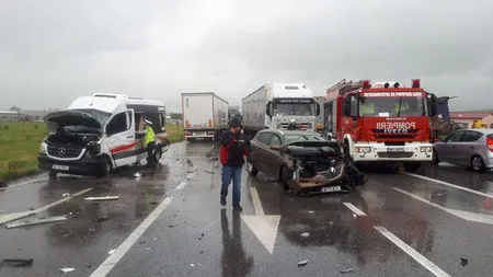 Microbuz cu elevi de la o şcoală din Timişoara, implicat într-un accident rutier. Şapte copii sunt răniţi