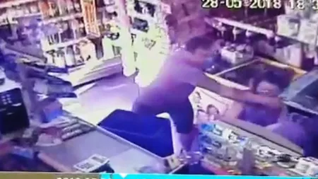 Vânzătoarea unui magazin, lovită violent cu pumnul în faţă şi strânsă de gât de către un client nemulţumit de preţuri