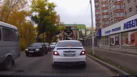 Imagini înfricoşătoare surprinse de camerele de bord. Te poţi uita până la capăt? VIDEO