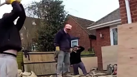 Aceştia sunt cei mai idioţi muncitori. Dorel e mic copil pe lângă ei VIDEO
