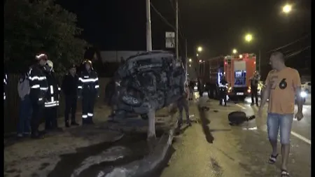 Accident grav în Piteşti, provocat de un tânăr elev la Şcoala de Poliţie Câmpina: A înfăşurat cu maşina un stâlp
