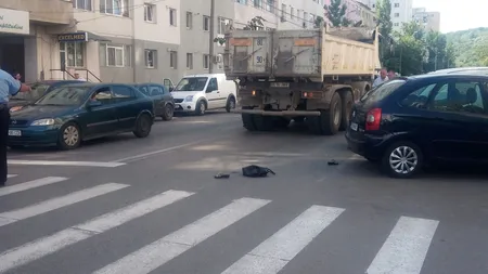 Accident cumplit în Iaşi. O femeie a fost călcată de un camion, chiar pe o trecere de pietoni