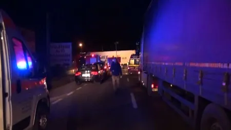 Un autobuz plin cu muncitori a fost lovit de un TIR, în Prahova. Mai multe persoane sunt rănite