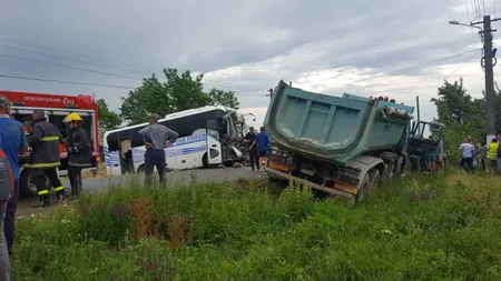 Accident grav, în care au fost implicate un autobuz şi o basculantă. Mai multe persoane au rămas încarcerate, una a murit UPDATE