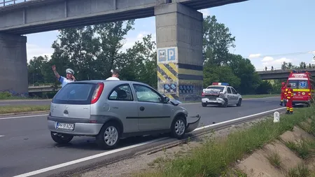 Maşina Poliţiei, care intervenea la o tentativă de sinucidere, lovită de un şofer. Bărbatul care ameninţa că se aruncă a coborât