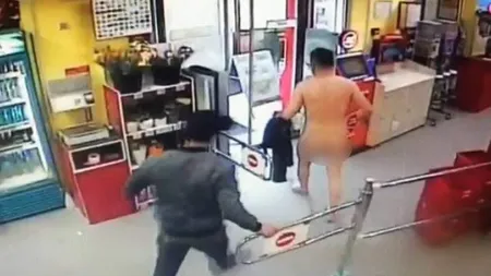 Scene uluitoare într-un supermarket din Bucureşti. Un client s-a dezbrăcat complet şi a făcut circ printre raioane VIDEO