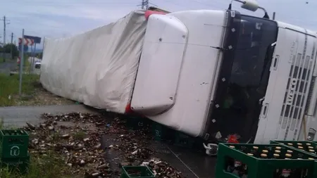 Un TIR cu bere s-a răsturnat în comuna dâmboviţeană I.L. Caragiale. Se circulă pe un singur fir